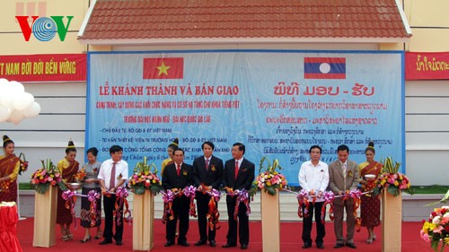 Bàn giao công trình khoa tiếng Việt cho Đại học quốc gia Lào - ảnh 2